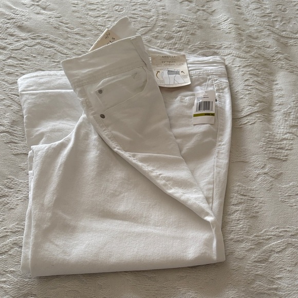 BNWT White Everflex Curvy Skinny Capri by ANGELS - Picture 9 of 10